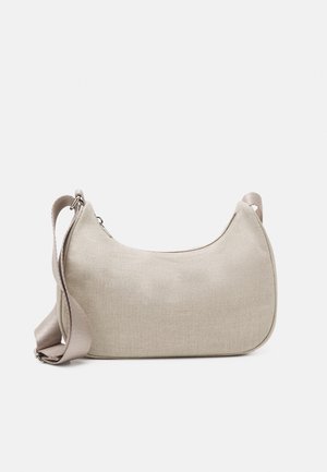 Beige stof skuldertas med en buet form, flad bund og en tekstureret overflade. Har en bred rem og sølvfarvet hardware.