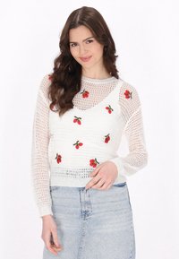 Witte gebreide trui met een gaasdesign, voorzien van rode bloemenborduursels. Lange mouwen en een ronde halslijn benadrukken een getailleerde pasvorm.