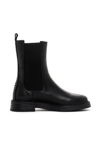 Botte Chelsea en cuir noir avec dos texturé, panneau latéral élastique, languette de tirage et semelle basse en caoutchouc, vue de profil.