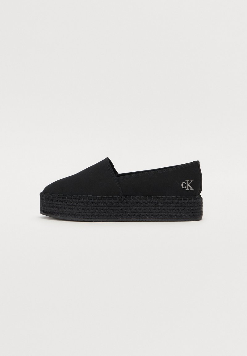 Espadrillas nere in tela, slip-on, con soletta in corda, punta tonda e logo discreto sul lato. Texture liscia in tutto il prodotto.