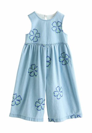 Gaiši zils bezroku džinsa kombinezons ar ziedu izšuvumiem zaļā un zilā krāsā, ar savākumu jostasvietā un plašām biksēm.