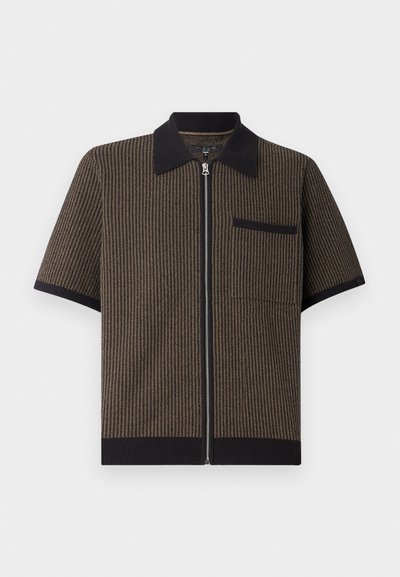Camicia a maniche corte con zip in tessuto a righe marrone, con colletto e tasca neri, caratterizzata da un materiale testurizzato e dettagli a costine all'orlo.
