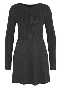 Grijze ribgebreide jurk met lange mouwen, een ronde halslijn en een uitlopende rok. Zachte textuur met een aangesloten lijfje.
