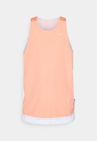 Ermeløs ferskenfarget mesh tank topp med hvite detaljer, med rund hals og Nike-logo på øvre venstre side.
