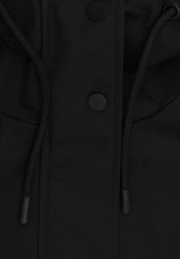 Czarna kurtka z fakturowanej tkaniny, z okrągłymi czarnymi guzikami i sznurkami z gumowymi końcówkami. Wzór zawiera kaptur.