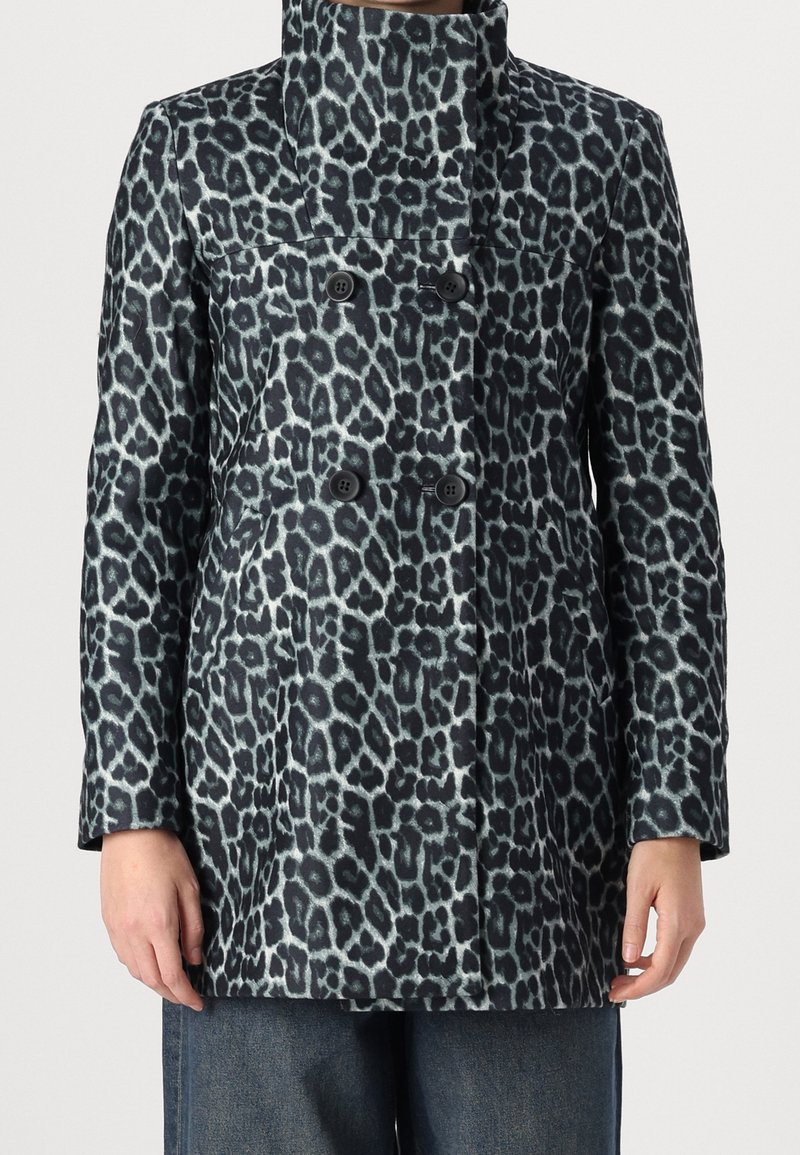 Cappotto doppiopetto con stampa leopardata, caratterizzato da un colletto alto, due grandi bottoni neri e un tessuto testurizzato con sfumature di grigio e nero.