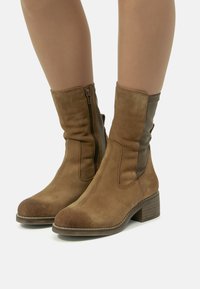 mtng Botas - marron