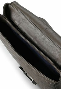 Borsa a mano in pelle grigia con esterno testurizzato, apertura superiore che rivela una fodera blu scuro e compartimento interno, con chiusura metallica.