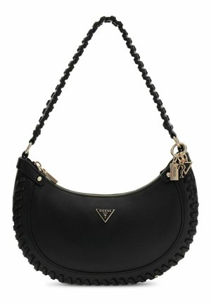 Borsa a mano in pelle nera a mezzaluna con tracolla intrecciata, zip dorato e logo e charm in metallo Guess sul lato.