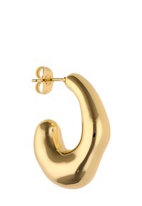 Guldtonet stiftørering med et glat, bølget design. Har en buet form og en skinnende overflade, der reflekterer lys. Sikker postfæste.