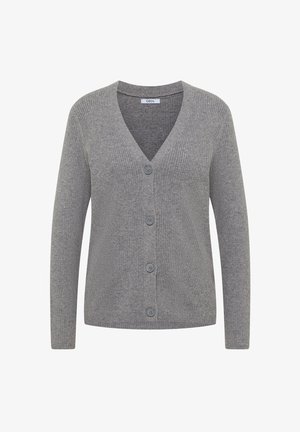 Cárdigan gris acanalado con cuello en V, cinco botones al frente y mangas largas. El material muestra una textura suave. Etiqueta de la marca visible en el interior del escote.