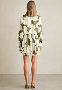Reiss REGULAR FIT - NEVA FLORAL TIE-NECK SWING - Blousejurk - ivory green