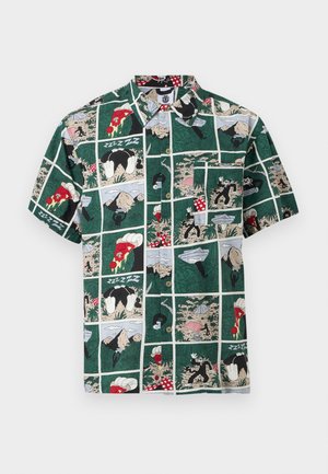 Kortermet skjorte med knapper, med grønt tegneseriemønster som viser tegneseriefigurer, pizzastykker, fjell og piknikscener.