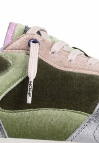 Baskets en daim vert et gris avec un design texturé, dotées de lacets blancs, d'un œillet violet et d'une étiquette "HOFF" sur le côté.