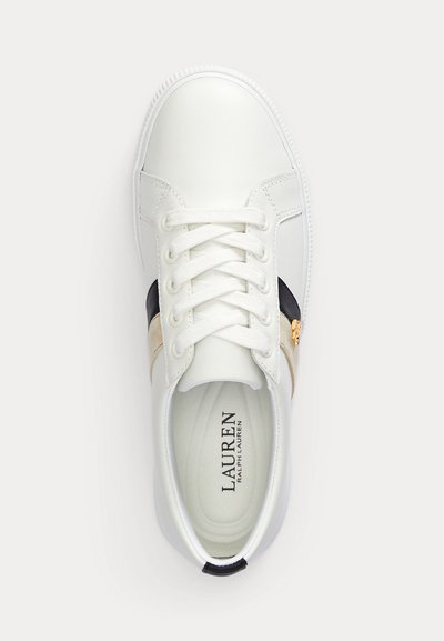 Basket en cuir blanc avec lacets blancs, bandes latérales noires et beiges, et marquage « Lauren Ralph Lauren » à l'intérieur de la chaussure.