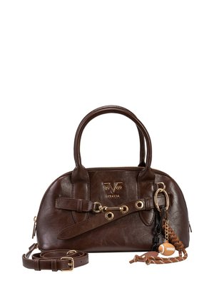 Donkerbruine leren handtas met dubbele handvatten, afneembare riem, gouden beslag en een gevlochten sleutelhanger met een miniatuur voetbalbedel eraan bevestigd.