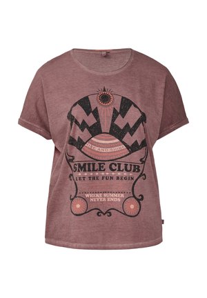 Kurzärmliges, lockeres T-Shirt in Mauve mit einem schwarzen Grafikdruck, der Sonnen- und Wellenmotive sowie den Text "Smile Club" und "Let the fun begin" enthält.