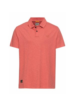 Polo rouge corail à manches courtes avec deux boutons noirs, petit écusson logo sur la poitrine et étiquette en tissu près de l'ourlet sur fond blanc.