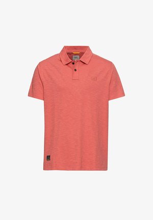 Polo de manga corta color rojo coral con dos botones negros, pequeño parche con el logo en el pecho y etiqueta de tela cerca del dobladillo sobre fondo blanco.