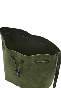 Grüne Wildleder Bucket Bag mit strukturierten Oberflächen, runder Oberseite, verstellbarem Kordelzugverschluss und einem glatten Ledertragegurt.