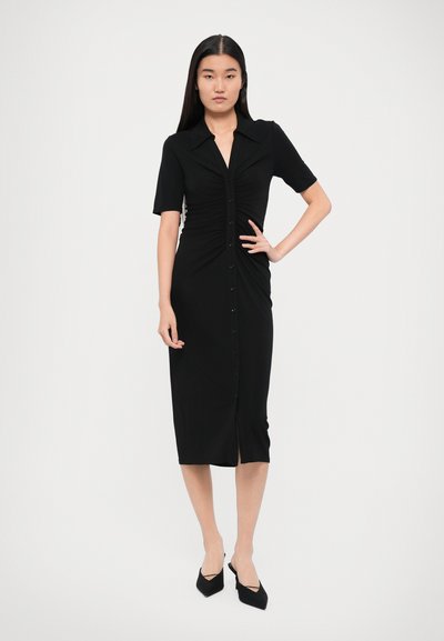 Robe midi noire avec des manches courtes, un col, une fermeture à boutons à l'avant et des fronces au niveau de la taille, fabriquée dans un tissu extensible.