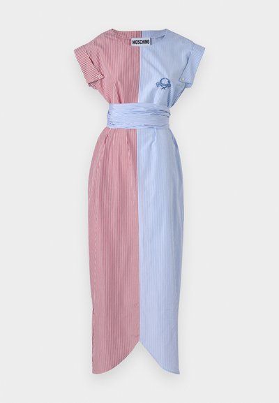 Svītru kleita ar sarkaniem un ziliem paneļiem, īsām piedurknēm, jostas saitēm, sānu šķiršanu un izšuvumu. Audums izskatās gluds un viegls.