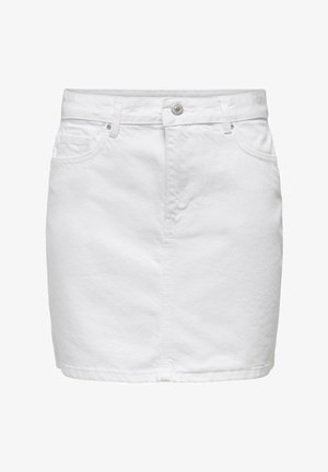 Mini-jupe en denim blanc avec boutons à l'avant, passants pour ceinture et deux poches avant.