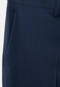 Granatowa tkanina z teksturowanym wzorem kraty o subtelnych odcieniach. Zawiera boczną kieszeń i gładkie wykończenie pasa.