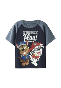 Granatowy t-shirt z krótkim rękawem z szarymi rękawami, przedstawiający kreskówkowe psy w okularach przeciwsłonecznych oraz napis "PUPS AT Play!" w pogrubionych białych i jasnych kolorach.