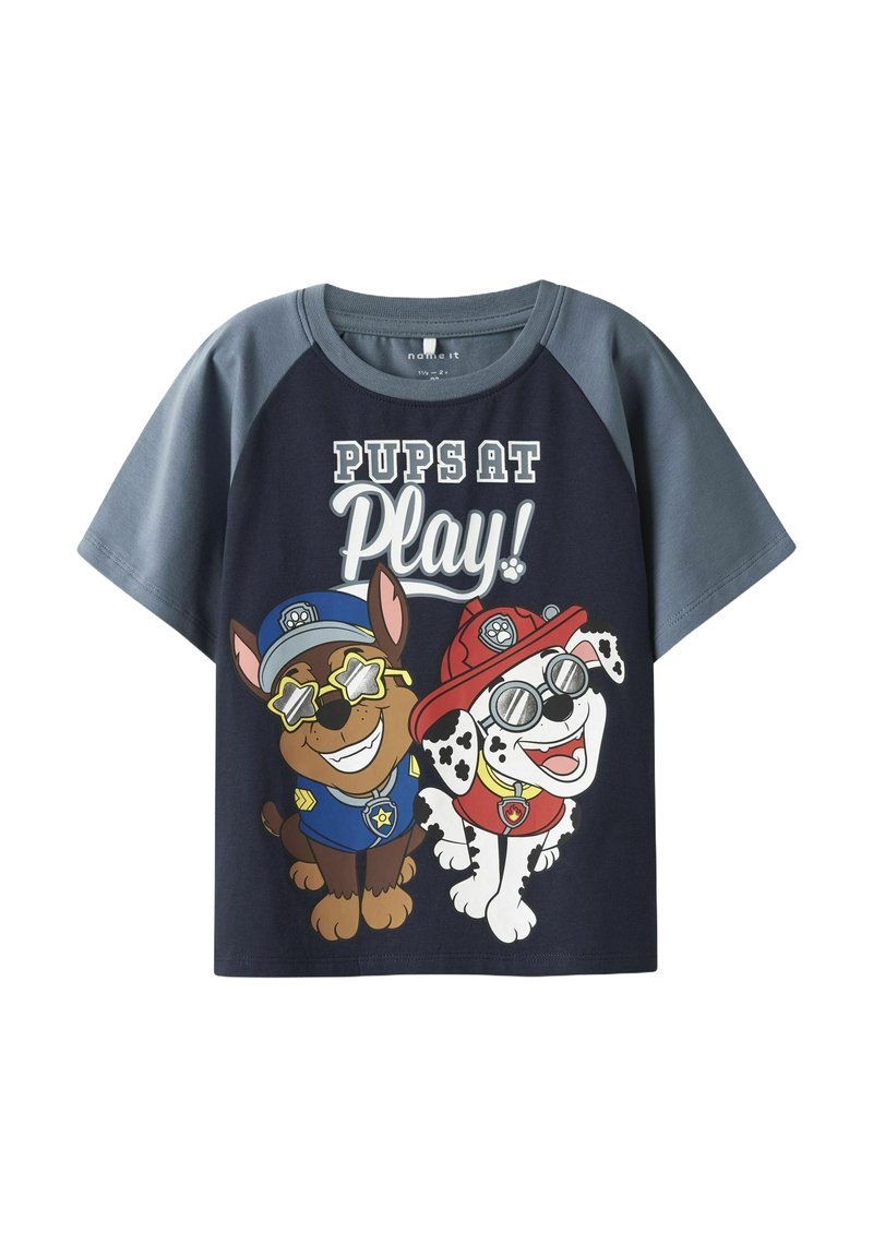 Granatowy t-shirt z krótkim rękawem z szarymi rękawami, przedstawiający kreskówkowe psy w okularach przeciwsłonecznych oraz napis "PUPS AT Play!" w pogrubionych białych i jasnych kolorach.