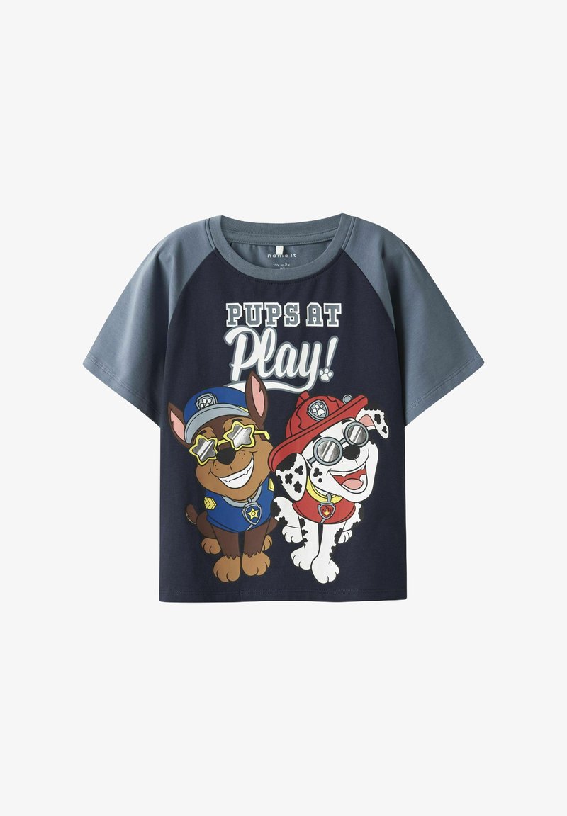 Granatowy t-shirt z krótkim rękawem z szarymi rękawami, przedstawiający kreskówkowe psy w okularach przeciwsłonecznych oraz napis "PUPS AT Play!" w pogrubionych białych i jasnych kolorach.