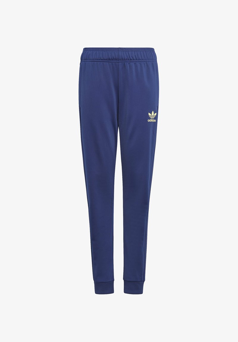 Tamsiai mėlynos sportinės kelnės, pagamintos iš minkštos medžiagos, su elastinga juosmens juosta, susiaurintais kraštais ir kontrastinga geltona Adidas logotipu.