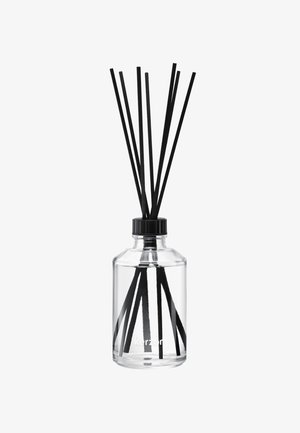 Klares Glasdiffusorflasche mit einem schwarzen Deckel, die mehrere schwarze Faserstäbchen zur Duftverbreitung enthält; beschriftet mit "kerzon" in Weiß.