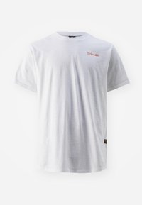 Camiseta blanca de manga corta hecha de una tela suave. Presenta un cuello redondo y un pequeño logo bordado en naranja en el pecho.