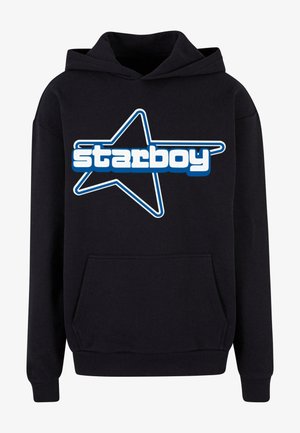 Fekete kapucnis pulóver, amely elülső részén egy nagy kék és fehér "starboy" logóval és csillagmintával, valamint kenguruzsebbel rendelkezik.