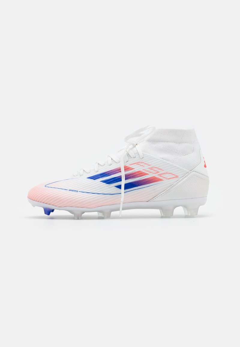 Vita fotbollssko med blå och röda gradientränder, strumpaktig krage vid ankeln och dobbar på sulan för bra grepp på gräsplaner.