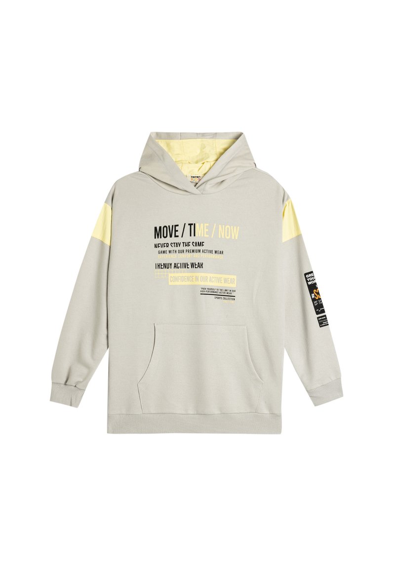 Lichtgrijze hoodie met een voorvak, gele accentstrepen en grafische tekst. Beschikt over een capuchon met trekkoord en geribbelde manchetten.