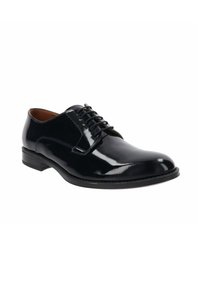 Czarne skórzane buty eleganckie z błyszczącym wykończeniem, z okrągłym noskiem, sznurowaniem oraz niskoprofilową czarną podeszwą.