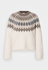 Πλεκτό πουλόβερ με στρογγυλή λαιμόκοψη, μακριά μανίκια και κρέμ βάση με σκούρο καφέ και γκρι γεωμετρικά μοτίβα στη λαιμόκοψη.