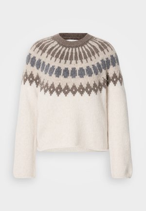 Pletený sveter s okrúhlym výstrihom, dlhými rukávmi a krémovým základom s tmavohnedými a sivými geometrickými vzormi na jarmulke.