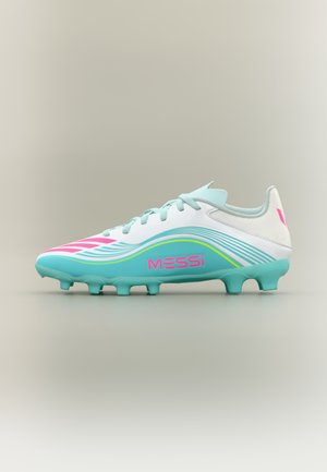 Chaussure de football bleu clair avec accents blancs, marquage rose "MESSi", design incurvé, surface texturée et multiples crampons coniques pour l'adhérence.