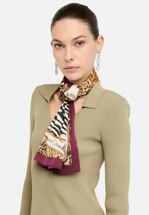 Foulard in seta con stampe animali in tonalità di marrone e nero, con un bordo bordeaux. Indossato in stile cravatta.
