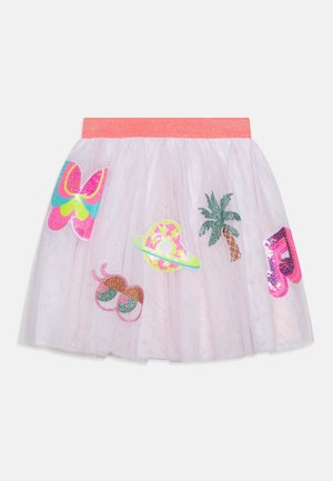 Tiulowa spódnica z różową elastyczną talią, zdobiona kolorowymi cekinowymi naszywkami z motylem, palmą, planetą i okularami przeciwsłonecznymi.