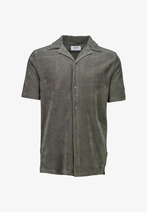 Camisa de manga corta en verde oliva, hecha de tela suave. Cuenta con un collar con muesca y cinco botones en el frente. Textura suave, ajuste casual.