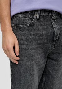 QS MID RISE - Straight leg jeans - steingrau