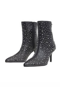 Zwarte enkellaarsjes van soepel leer, versierd met metalen studs, met puntige neuzen en een slanke stilettohak, met zijknopens.