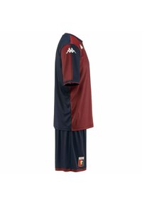 Kit da calcio rosso e blu composto da una maglietta a maniche corte e pantaloni corti, realizzato in tessuto morbido con dettagli di logo e stemma.