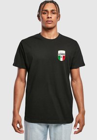 Juodas medvilninis marškinėliai su spalvinga siuvinėta lipduku, kuriame didžiosiomis raidėmis užrašyta "AZZURRO ITALIA", papuošta žvaigždėmis ir žalios, baltos, raudonos juostelėmis.