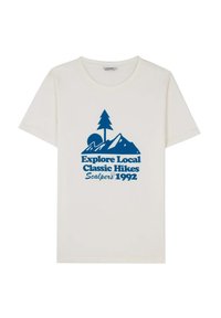 Tricou alb din bumbac cu un design grafic albastru care reprezintă munți, un copac și textul "Explore Local Classic Hikes Scalpers 1992" dedesubt.
