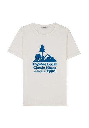 T-shirt en coton blanc avec un design graphique bleu représentant des montagnes, un arbre et le texte "Explorez les Randonnées Classiques Locales Scalpers 1992" en dessous.